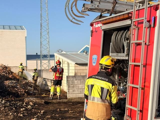 Fotogalería: Así actúan los bomberos en el incendio del polígono industrial de Alcántara