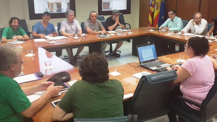 Reunión de los comités de huelga con el conseller.