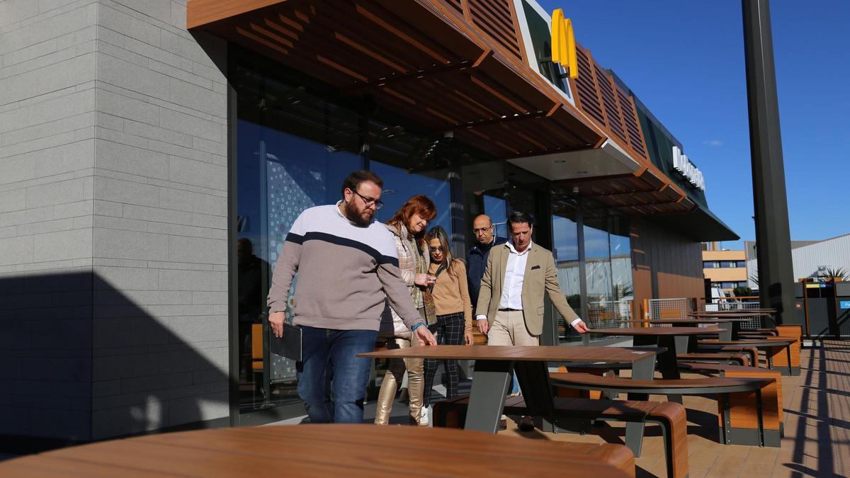 Varios concejales del equipo de gobierno de Onda mostraron el respaldo municipal a la ampliación de la oferta de restauración en la localidad con sus asistencia a la apertura del local.