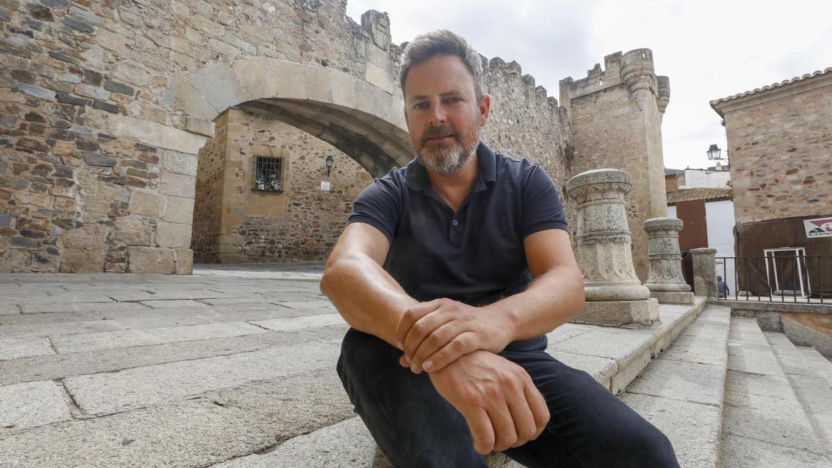 El concejal Jorge Villar en una imagen de archivo en las escaleras de acceso a la Ciudad Monumental de Cáceres.