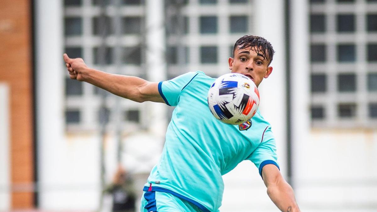 El lateral, en un partido con el Atlético Levante.