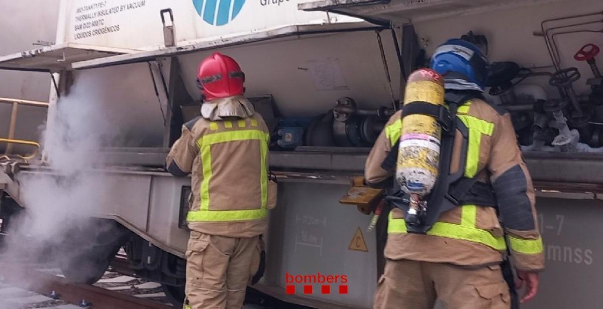 Los Bombers intervienen en la fuga de un tren con mercancías peligrosas en La Llagosta