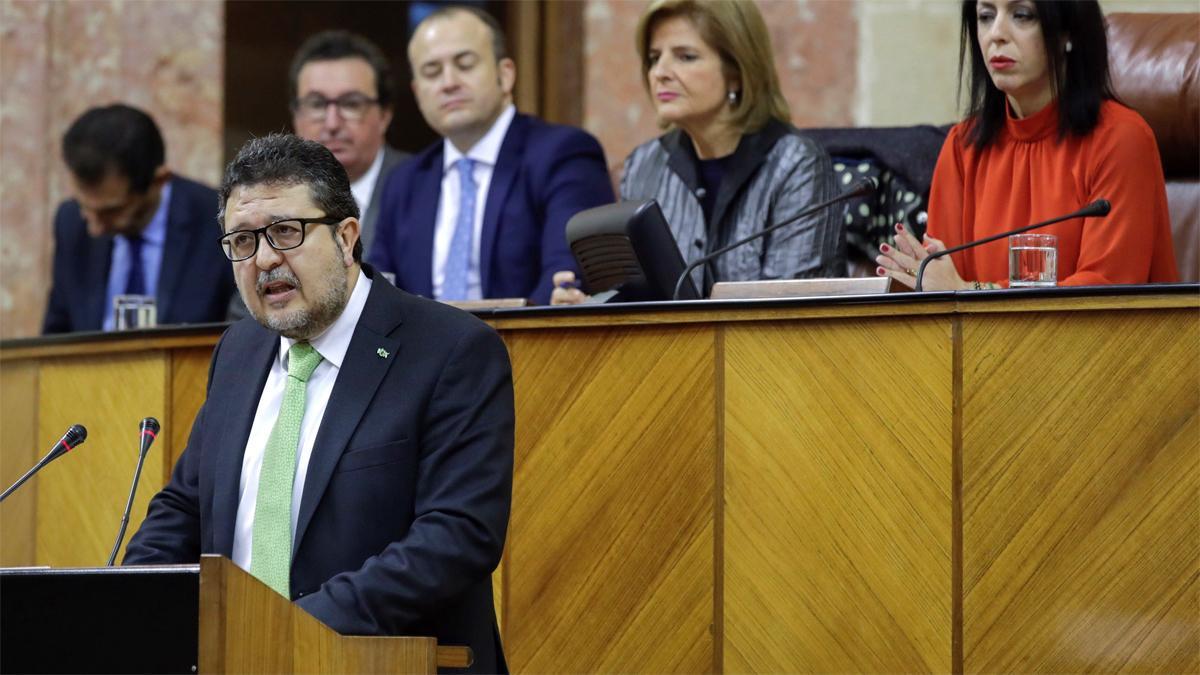 El líder de Vox en el Parlamento de Andalucía, Francisco Serrano, durante su discurso.