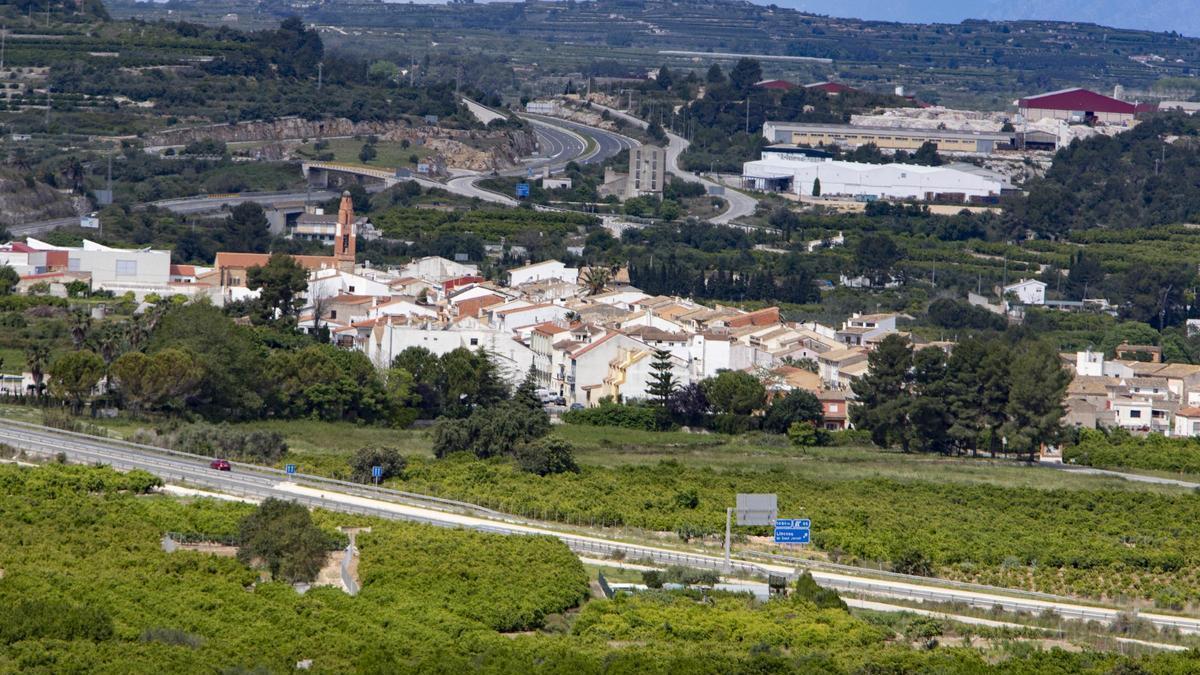 El casco urbano de Llocnou de Sant Jeroni y, al fondo, el sector industrial de la Planissa con algunas industrias ya instaladas