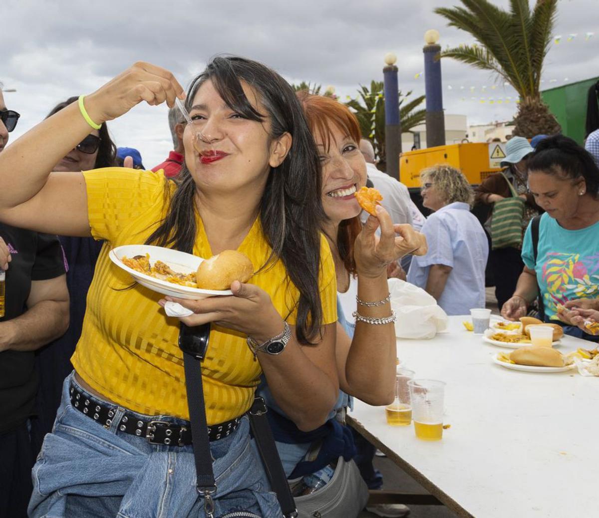 5.000 personas disfrutan de una gran paella con 350 kilos de arroz 