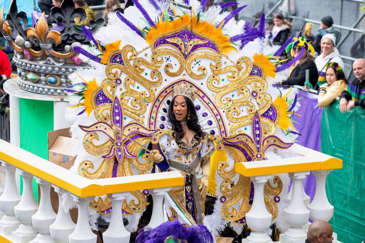 El desfile de Mardi Gras en Nueva Orleans se caracteriza por carrozas y disfraces extravagantes.