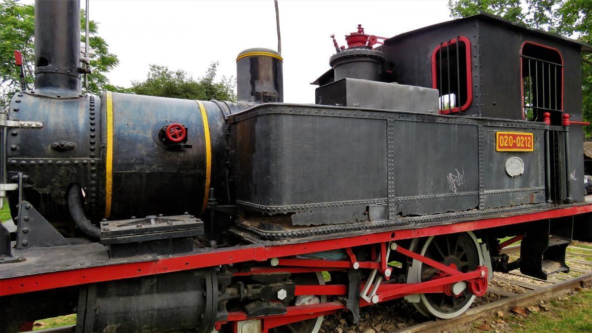 Piden al Ayuntamiento que restaure la locomotora de los jardines de la antigua estación