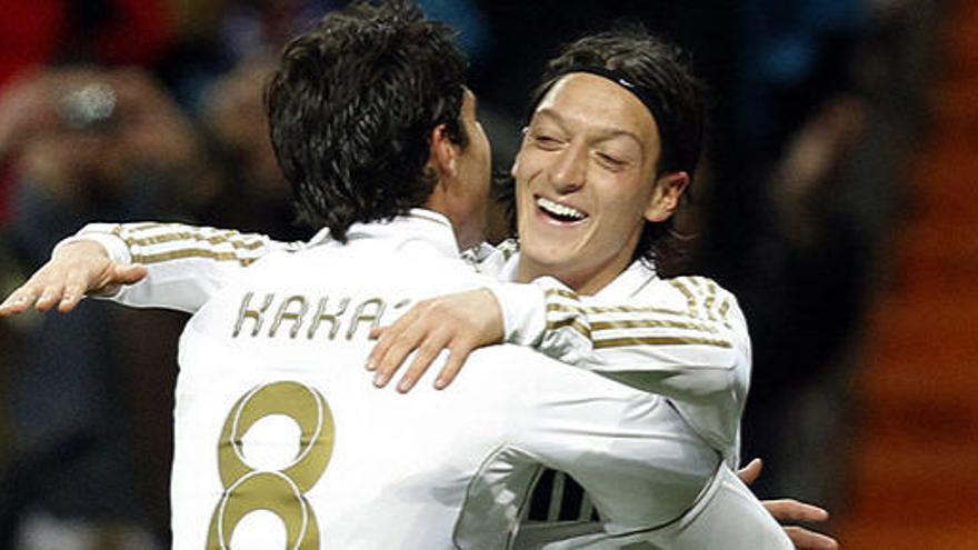 Özil y Kaká celebran el gol del alemán.