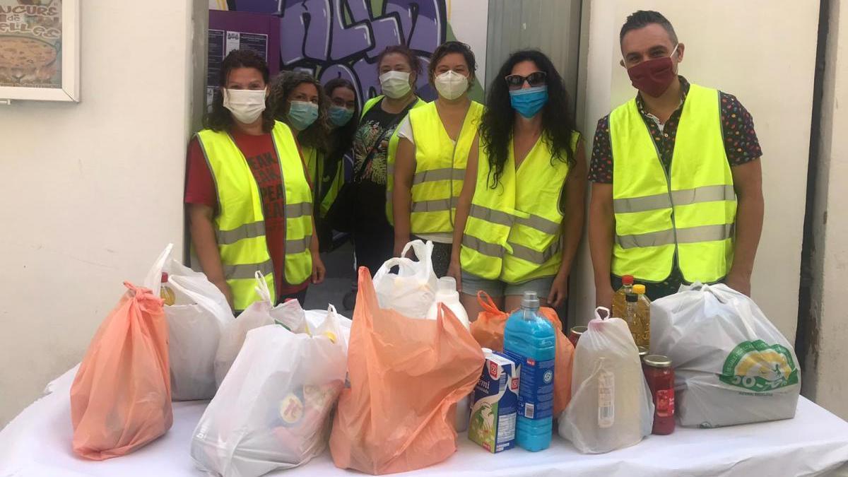 Recogida de alimentos en el casal de la falla Plaza de España.