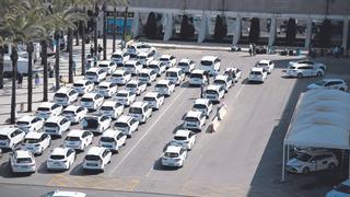 Ser taxista en Palma: Recaudar hasta 400 euros al día en el aeropuerto en verano, trabajar doce horas y abonar 210.000 por la licencia