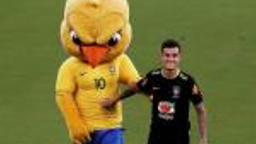 Coutinho, ahir, amb la mascota de la selecció brasilera.