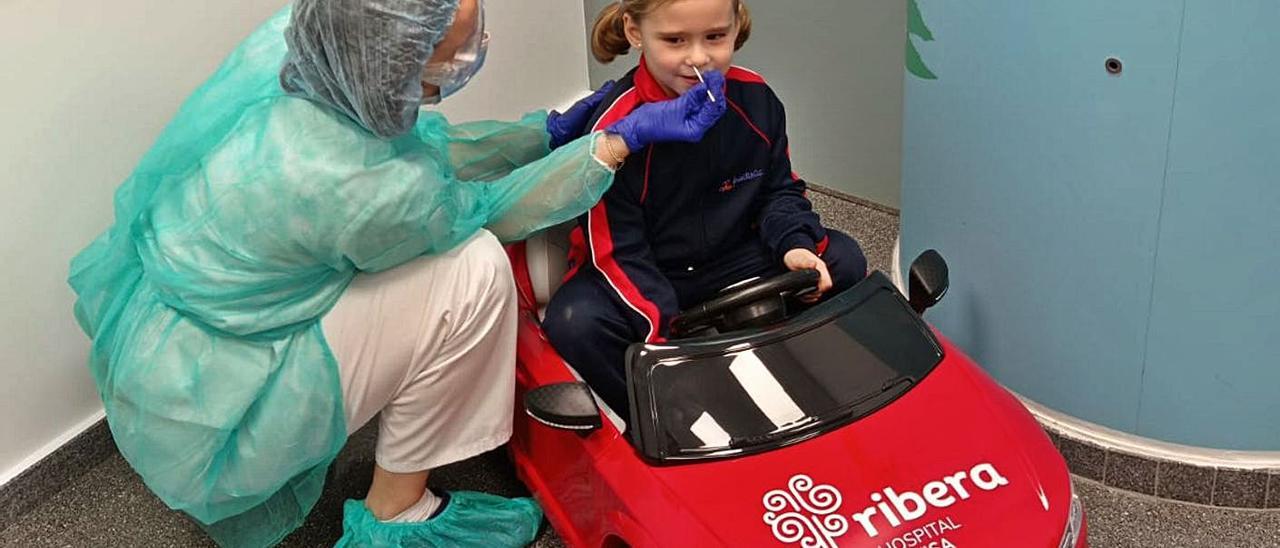 Prueba realizada a una niña en el laboratorio de Povisa. |   // FDV