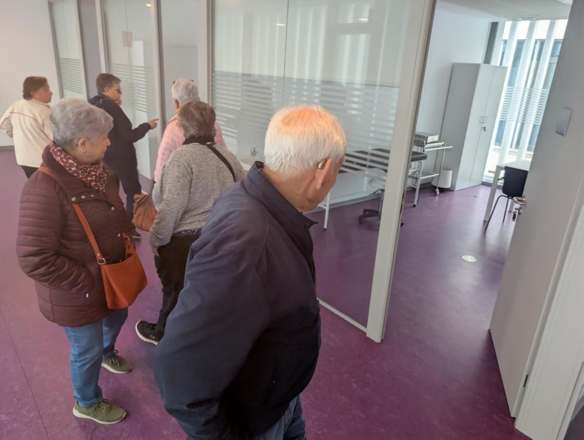Vecinos mayores del municipio recorriendo las instalaciones durante una jornada de puertas abiertas.