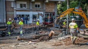 «La vorera s’ha trencat, ha sigut catastròfic»: testimoni de l’explosió d’aigua a la zona alta de Barcelona