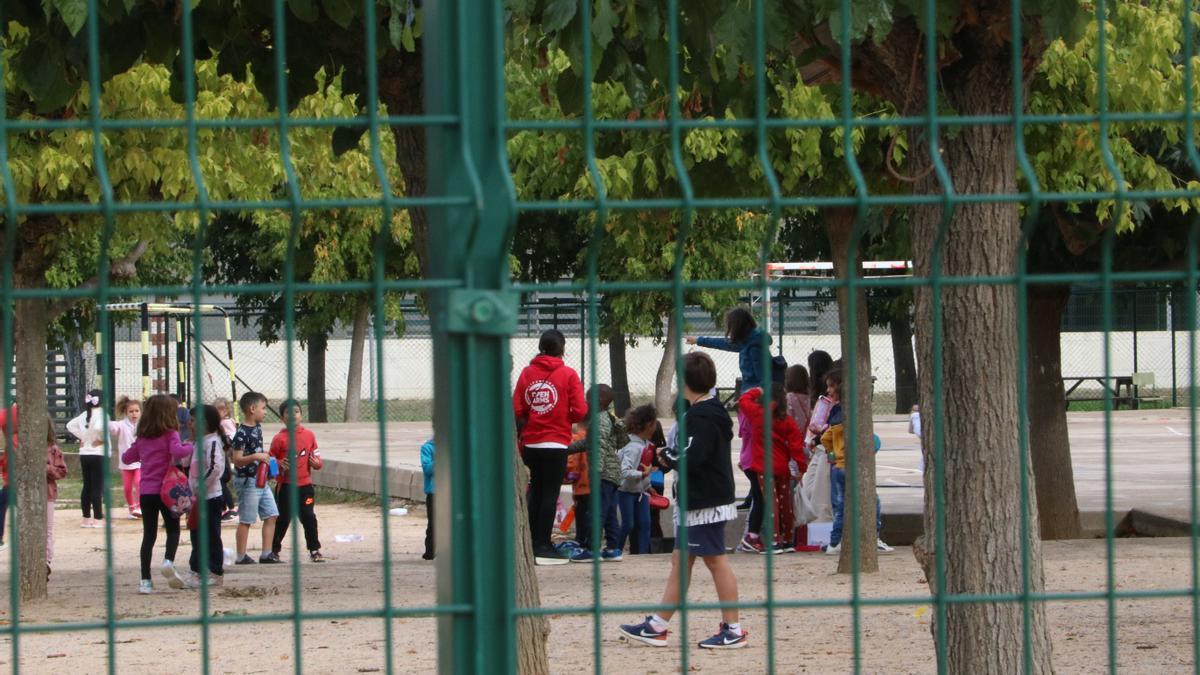 Alumnes de l&#039;escola Joan de Margarit de la Bisbal al pati de centre