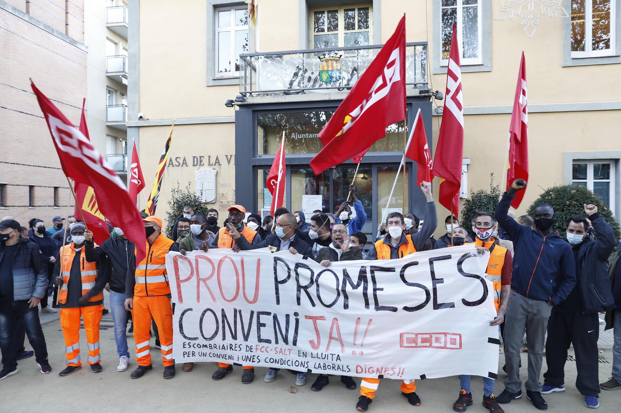 Els escombriaires de Salt es manifesten contra l'empresa i reclamen més implicació