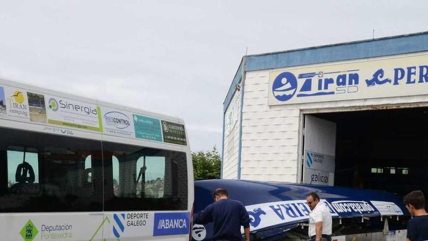 La expedición de Tirán ayer con la trainera, preparándose para salir con rumbo a Castro. // Gonzalo Núñez