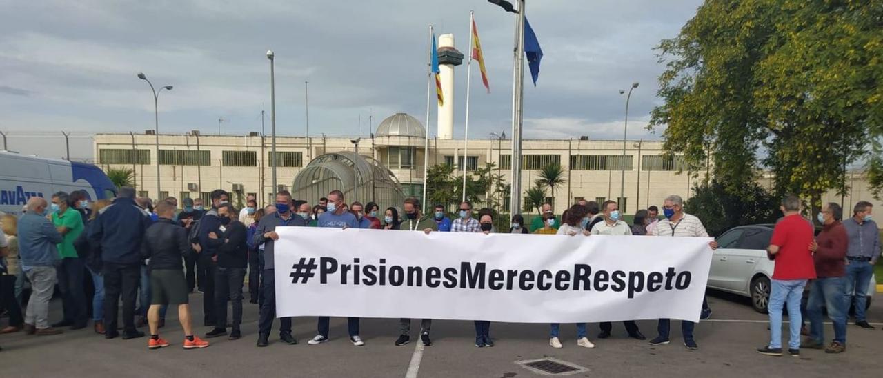 Los trabajadores de la cárcel de Picassent, ayer, concentrados ante la prisión. | LEVANTE-EMV