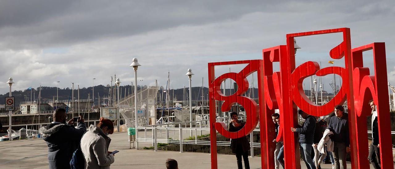 Turistas en Gijón. ÁNGEL GONZÁLEZ