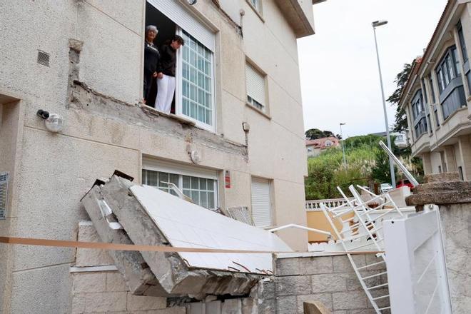 Dos balcones se derrumban en un edificio en Praia América