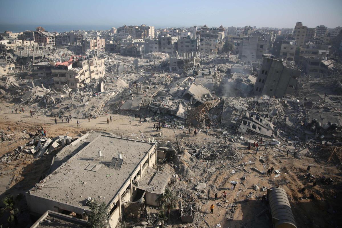 Una vista general muestra la destrucción en el área que rodea el hospital Al-Shifa de Gaza después de que el ejército israelí se retirara del complejo que alberga el hospital el 1 de abril de 2024, en medio de las batallas en curso entre Israel y el grupo militante Hamas.
