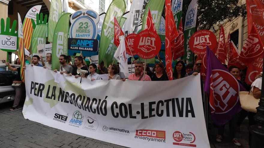 Los profesores de Mallorca se concentran para exigir un aplazamiento de la LOMLOE
