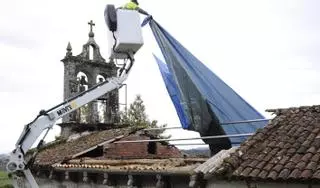 La Iglesia valorará los daños por la caída del tejado de la iglesia de Santa María de Carboeiro