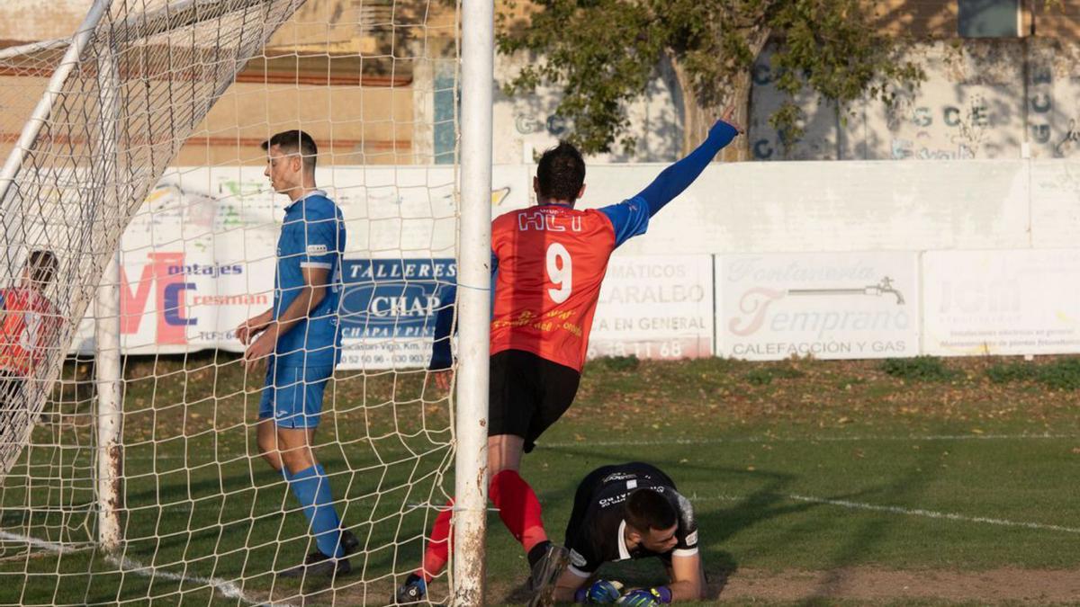 Javi Turiel celebra uno de los goles del Benavente. |  | ANA BURRIEZA