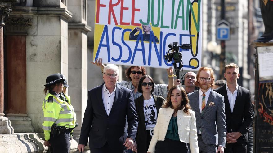 Ambient de satisfacció a l'exterior del tribunal on s'ha llegit la sentència a favor d'Assange
