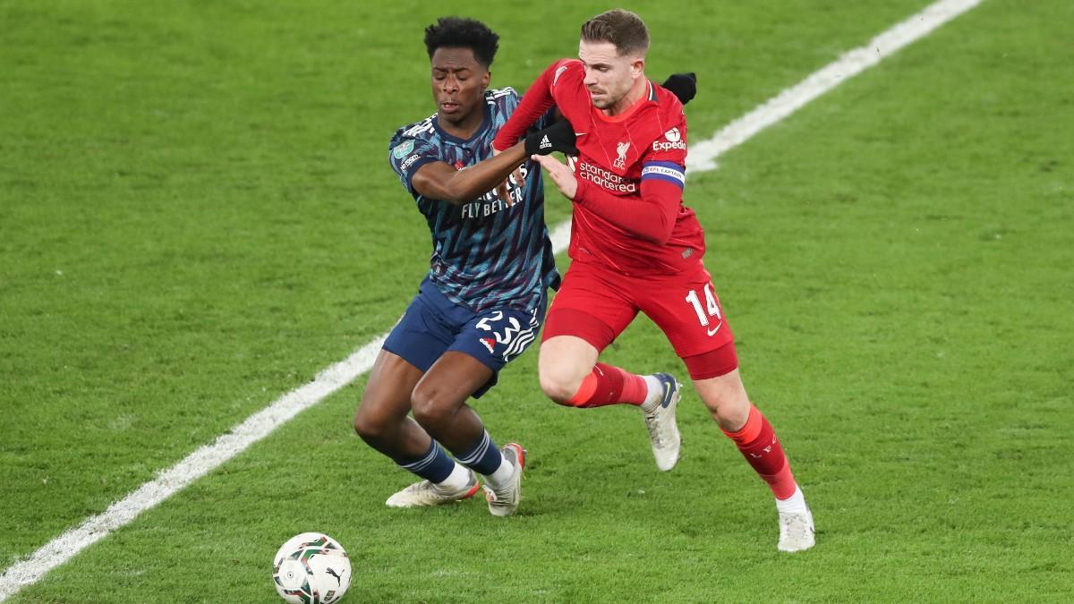 Henderson luchando por un balón con el 'gunner' Lokonga