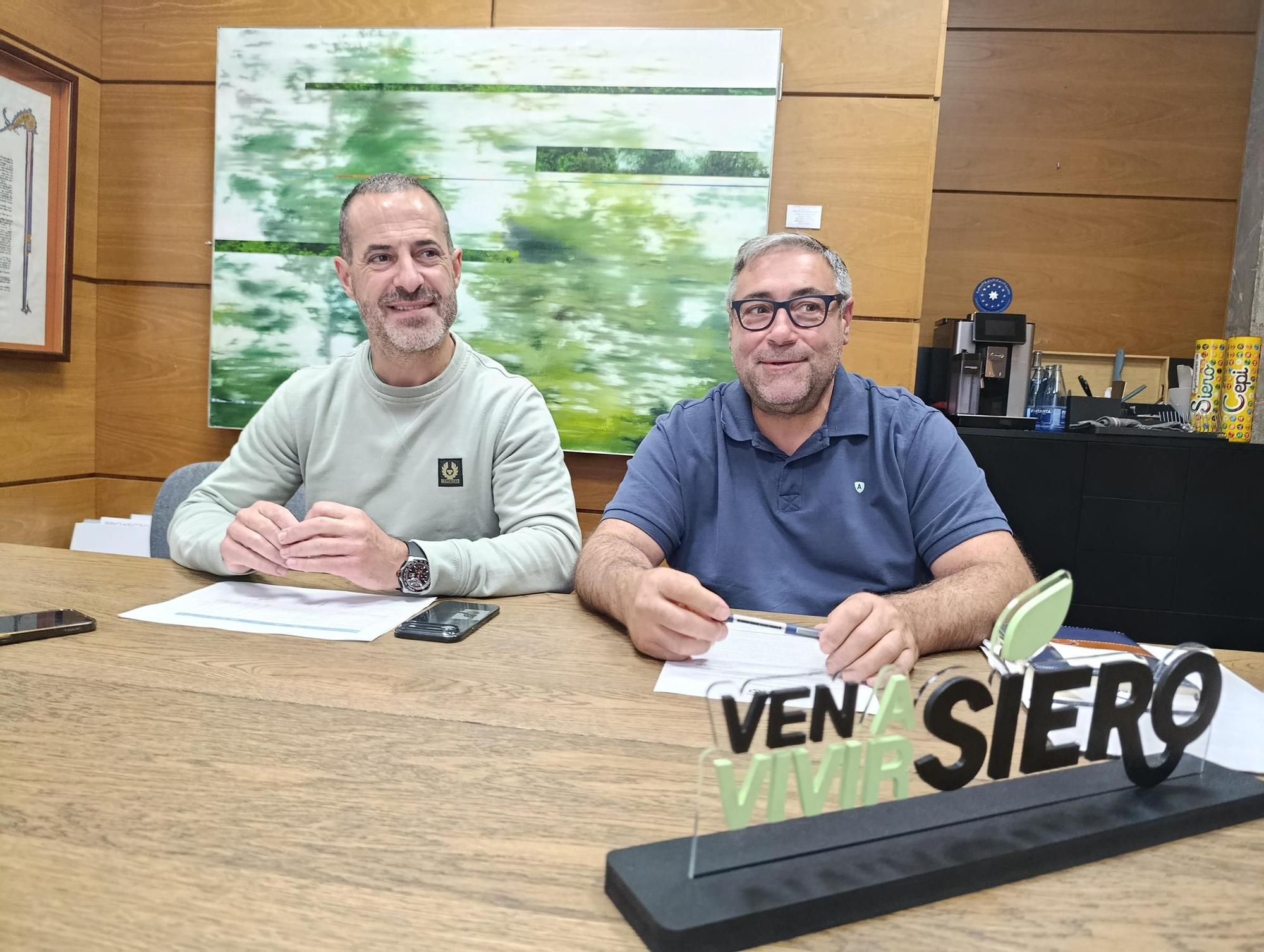 Por la izquierda, Ángel García y Pergentino Martínez, concejal de Saneamiento y Abastecimiento de Agua, en el Ayuntamiento de Siero.