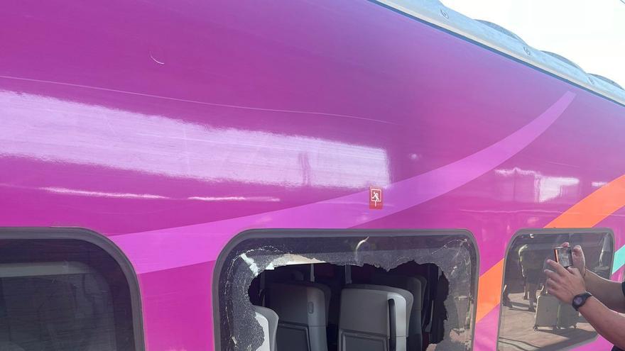 Los pasajeros del tren Madrid -València que quedaron atrapados durante más de dos horas rompieron las ventanillas