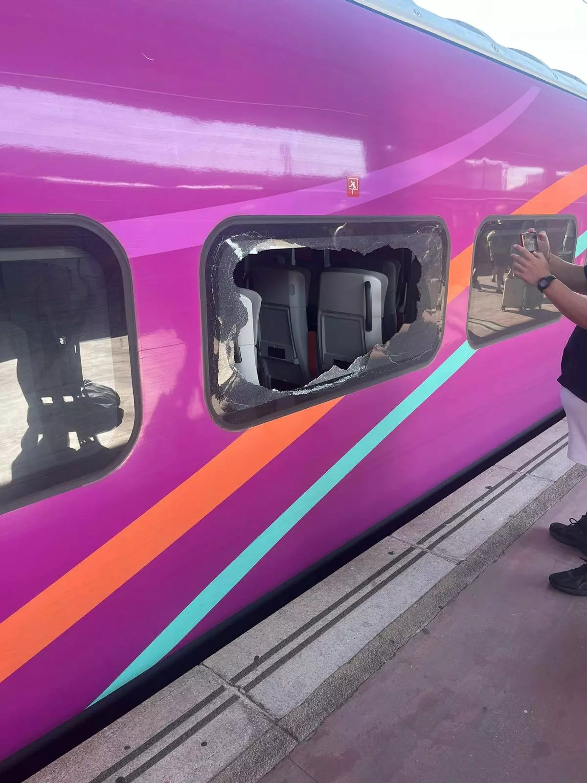 Los pasajeros del tren Madrid -València que quedaron atrapados durante más de dos horas rompieron las ventanillas