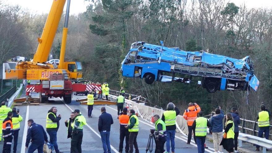 El autobús accidentado, en el momento de ser retirado del Lérez.