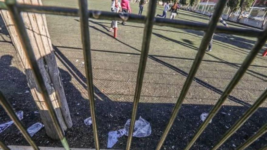 La falta de limpieza pasa ya factura en algunos centros como en el colegio Virgen del Rosario.