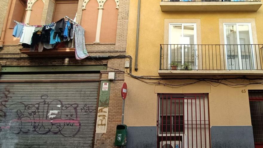 Del balcón del primer piso del edificio de la izquierda (en 43 de la calle Pignatelli) sale un cable que se conecta a la red. | JAIME GALINDO