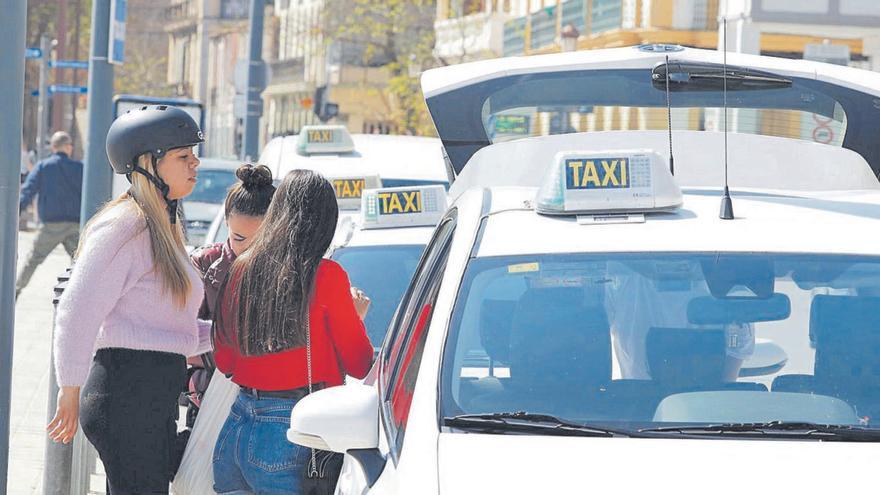 Taxis en la parada del puerto de Vila en septiembre de 2022.