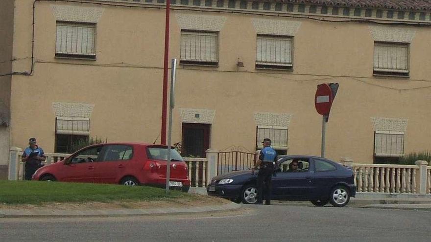 Agentes de la policía local de Toro, durante una campaña de control en la ciudad.