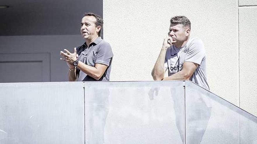 Armando de la Morena, siguiendo el partido ante el Lleida desde el edificio de la Federación Balear.