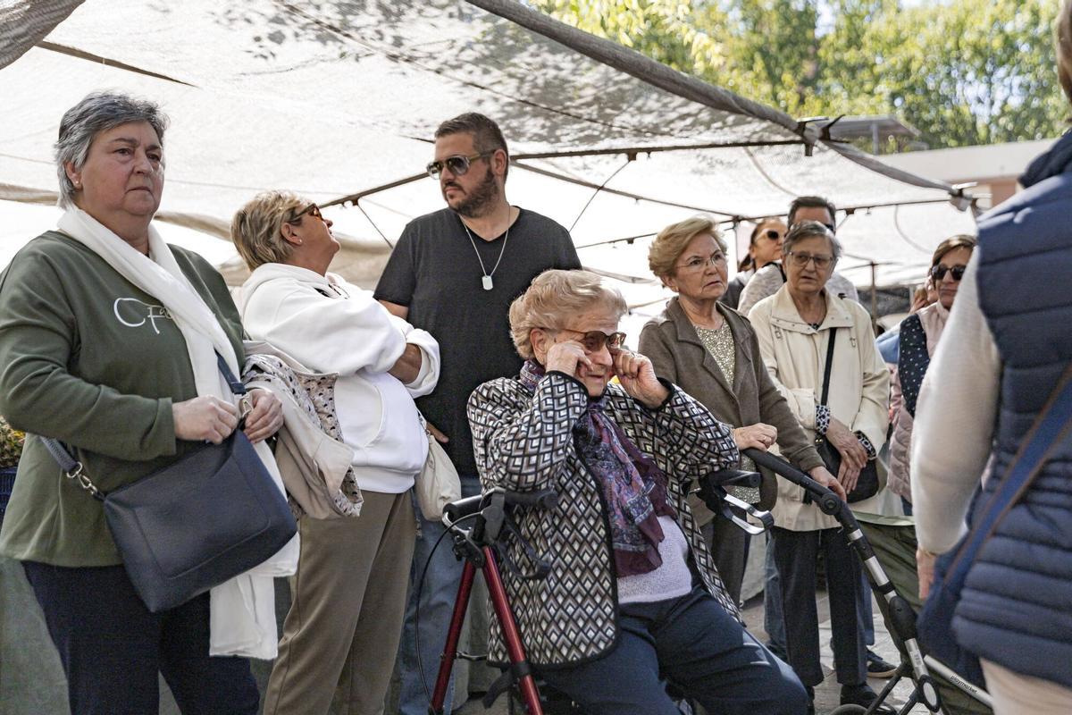 Así ha sido la concentración en el mercado de Pere Garau en repulsa al ataque homófobo que sufrió un comerciante
