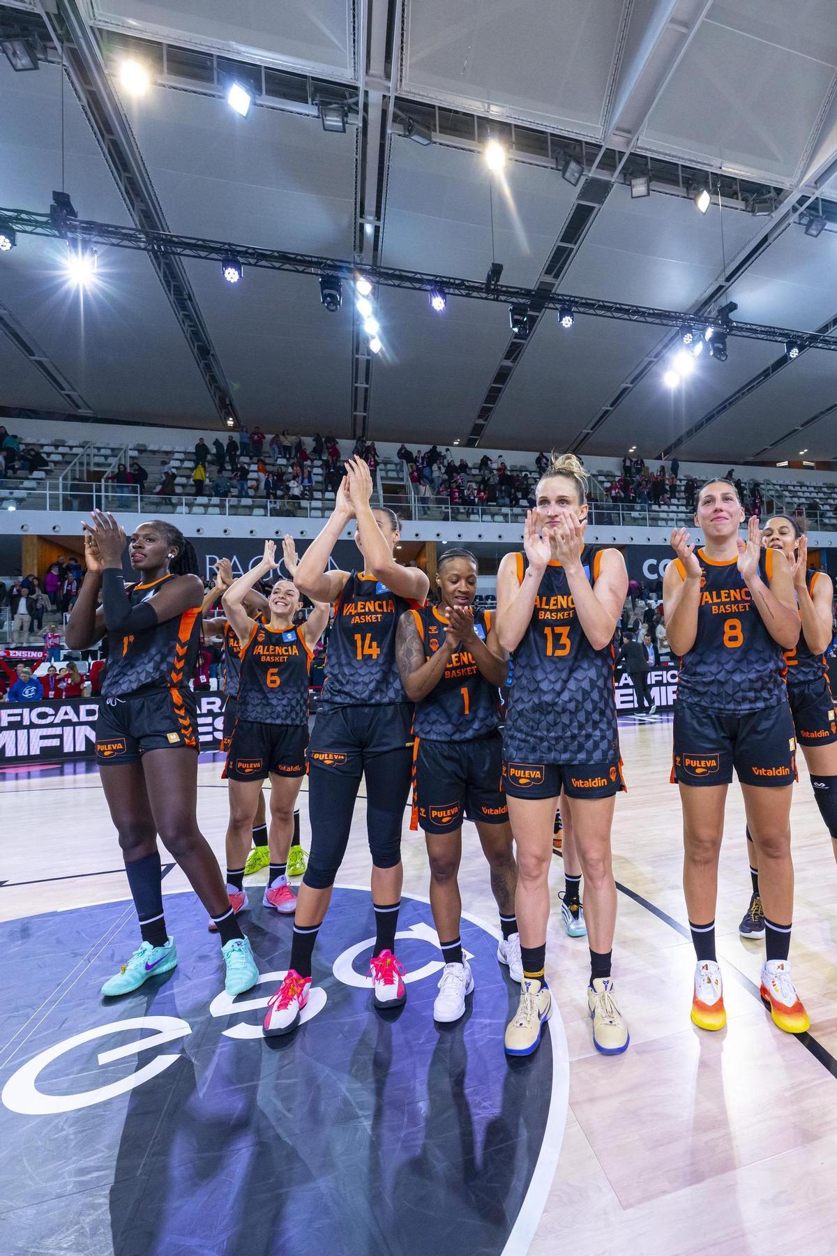 Las jugadoras del Valencia Basket agradecen a la afición taronja su apoyo desde la grada.