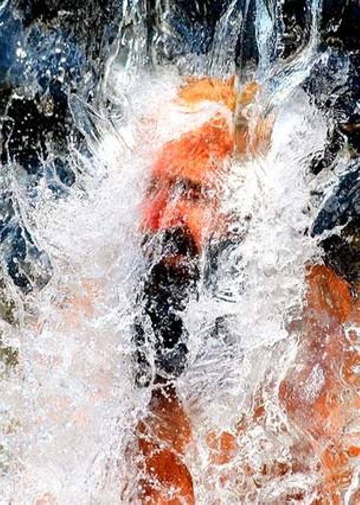 Un bielorús es banya sota una cascada de Minsk. La inusual calor de les últimes setmanes ha sorprès els habitants d’un país acostumat a tenir estius temperats.