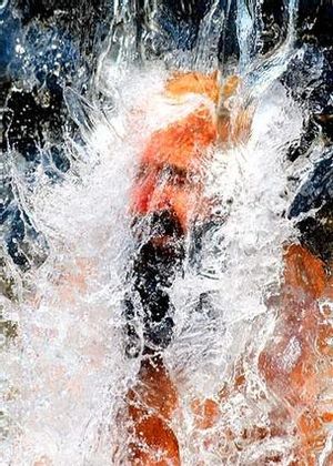 Un bielorús es banya sota una cascada de Minsk. La inusual calor de les últimes setmanes ha sorprès els habitants d’un país acostumat a tenir estius temperats.