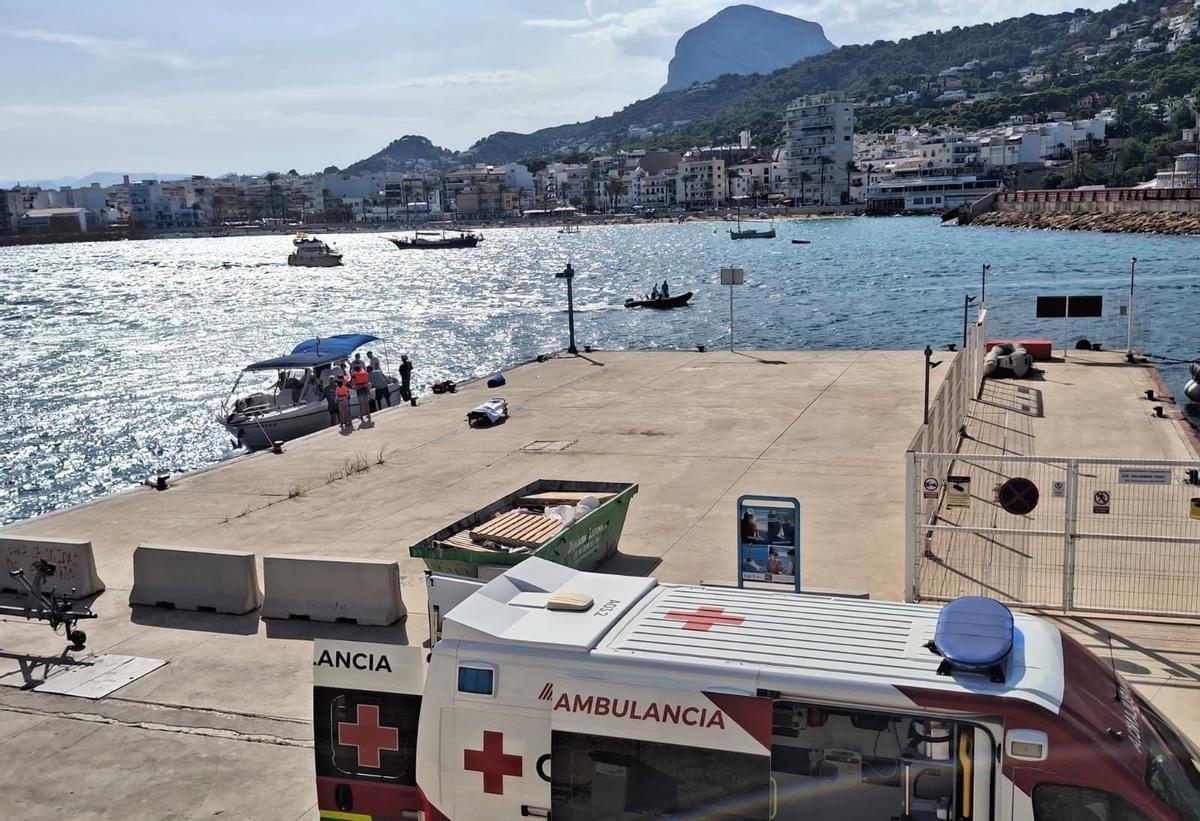 Momento en el que la embarcación con la víctima a bordo ha llegado a puerto
