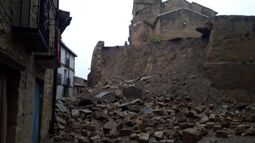 Espectacular derrumbe de un muro de contención en Biota