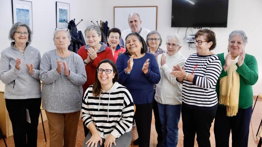 El bienestar que da un pintalabios o una zapatilla de velcro: los talleres que sacan sonrisas a los mayores asturianos