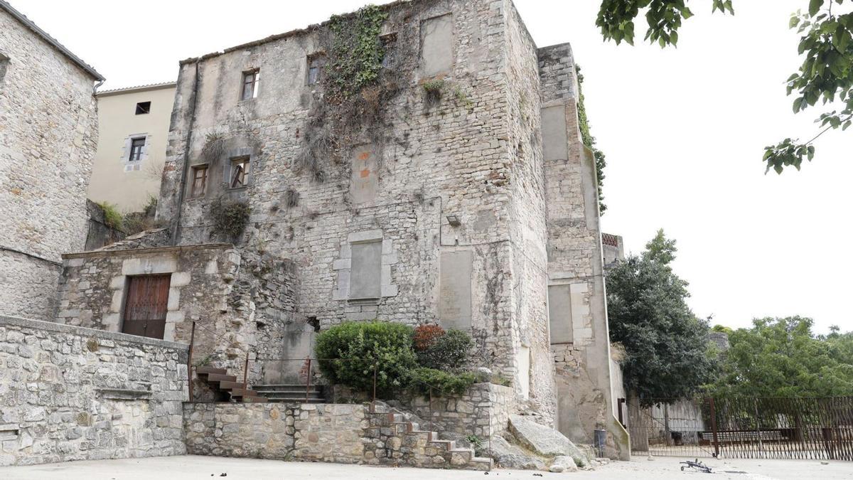 L’edifici dels antics Maristes amb l’accés al Mirador de la Dones tancat.  | ANIOL RESCLOSA