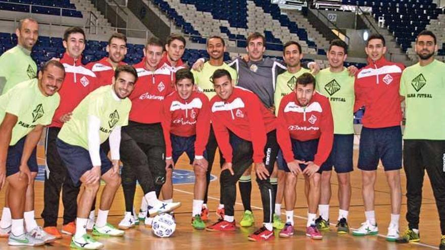 Los jugadores del Palma Futsal posan ayer en el Palau d´Esports de Son Moix.