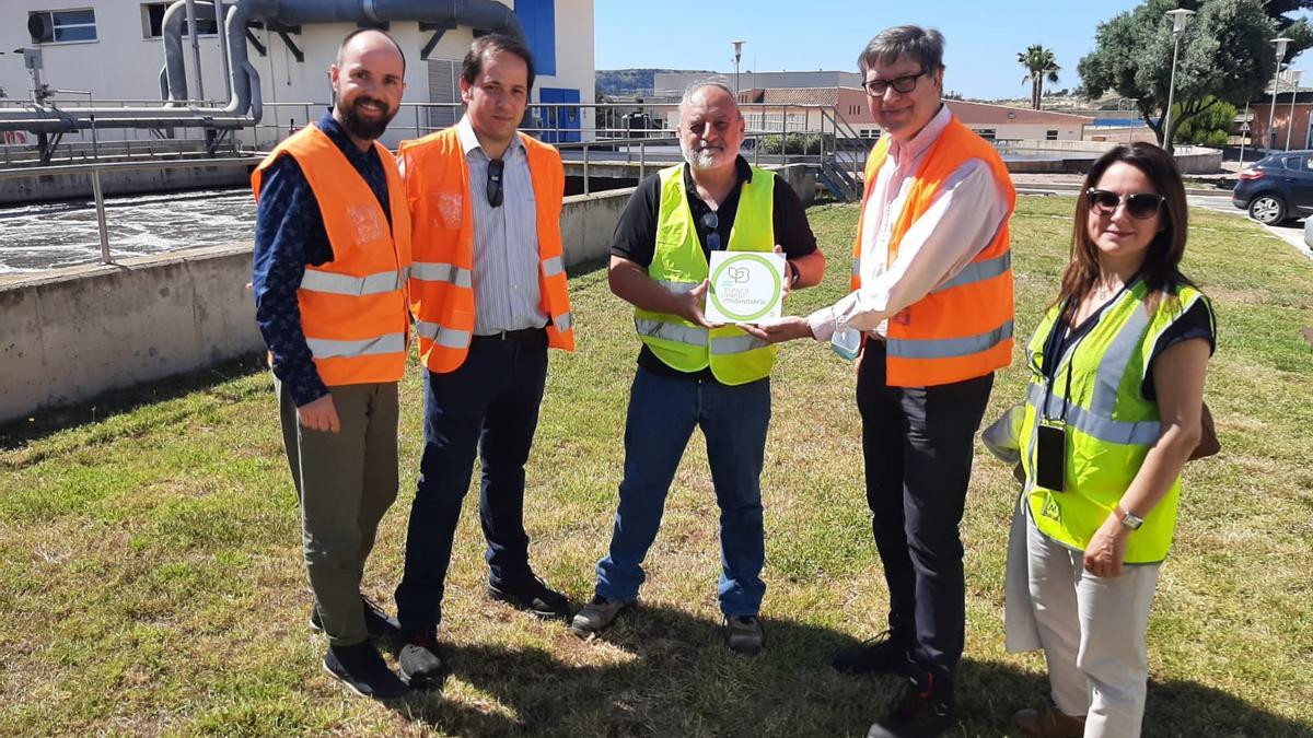 Javier Díez, director general de Aguas de Alicante, posa junto al diploma y su equipo