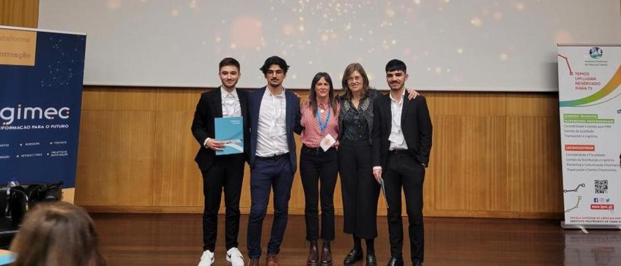 Alejandro Failde, Daniel Abella y Adrián López, con Eva López Barrio, directora de Woman Emprende, y Sabela López Figueiras, técnica de emprendimiento de la USC.